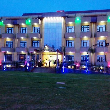 Готель Le Grand Regency Велика Нойда Екстер'єр фото